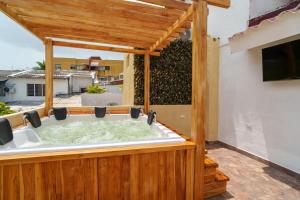 TV a/nebo společenská místnost v ubytování 3 Bedroom Luxury Villa - Minutes to Walled City