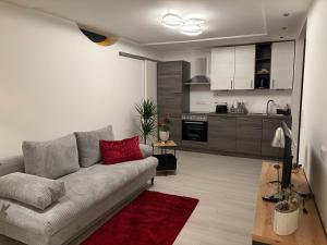 un soggiorno con divano e cucina di WM GEDER Ferienwohnungen Villa Tanja a Lebring