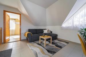 Ruang duduk di Varga Apartman