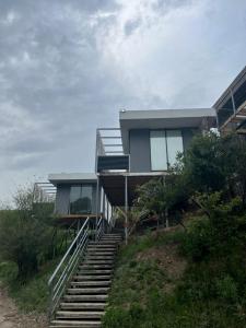 アルマトイにあるVillaの階段のある丘の上の家