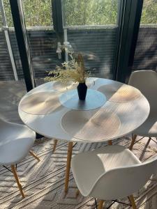 アルマトイにあるVillaの花瓶が置かれた白いテーブル +6枚の写真