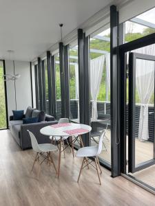 アルマトイにあるVillaのテーブルと椅子とソファのあるリビングルーム