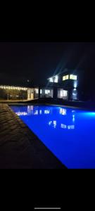 a swimming pool at night with a building in the background at El mirador natural in Villa Parque Siquiman