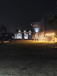 a house at night with its lights on at El mirador natural in Villa Parque Siquiman