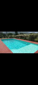 a picture of a swimming pool with blue water at El mirador natural in Villa Parque Siquiman