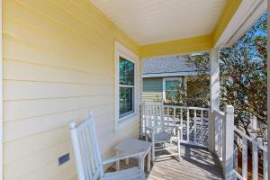 een veranda met twee stoelen op een huis bij Pelican Bay 42 in Isle of Palms