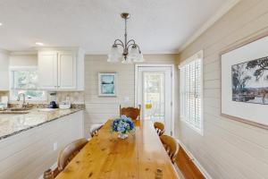 een eetkamer met een houten tafel en stoelen bij Pelican Bay 42 in Isle of Palms