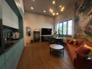 ein Wohnzimmer mit Sofa und Tisch in der Unterkunft Smoleńsk 33 Luxury Apartment in Krakau