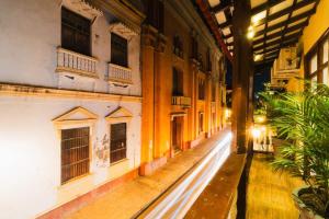 une rue vide dans un vieux bâtiment la nuit dans l'établissement 7BR Walled City Diamond Villa - Rooftop Heated Jacuzzi, à Carthagène des Indes 40 autres photos