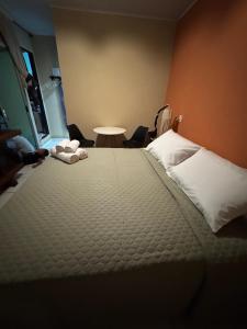 a bedroom with a large bed in a room at Suítes Sossego in Alto Paraíso de Goiás +2 photos