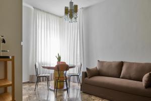 a living room with a couch and a table at Oltre Natura in Canneto Pavese