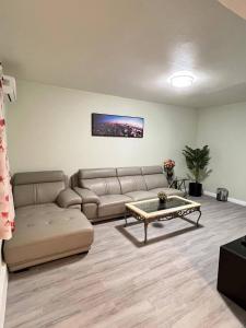 Et opholdsområde på Hacienda New Remodeled 17miles-Disney + 3 billeder