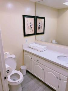 Et badeværelse på Hacienda New Remodeled 17miles-Disney