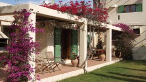 a house with flowers on the front porch at Villa El Arenal in Níjar