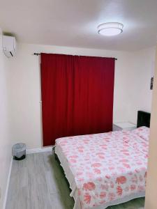 En eller flere senge i et værelse på Hacienda New Remodeled 17miles-Disney