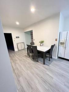 Køkken eller tekøkken på Hacienda New Remodeled 17miles-Disney