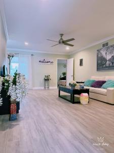 Posezení v ubytování Rowland HTS new remodeled house,15miles to Disney