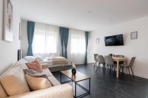 un salon avec un canapé et une table dans l'établissement COY Apartments Purkersdorf - Garden Comfort for Work Family near Vienna, à Purkersdorf