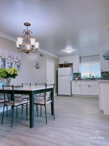 Kuchyň nebo kuchyňský kout v ubytování Rowland HTS new remodeled house,15miles to Disney