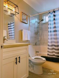 Koupelna v ubytování Rowland HTS new remodeled house,15miles to Disney