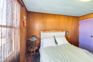 ウェストポートにあるWalk to Beach and Harbor Spacious Westport Apt!の木製の壁とベッドのある寝室