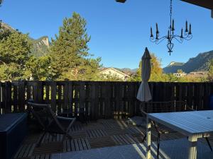 un patio avec une table, des chaises et un parasol dans l'établissement Penthouse 17 Vils, à Vils