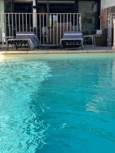 une piscine d'eau bleu turquoise devant une maison dans l'établissement Charmant mazet avec piscine privée proche plage et commerces à trois mn à pied à la Croix Valmer, à La Croix-Valmer