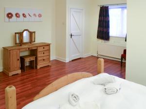 ein Zimmer mit einem Bett, einer Kommode und einem Spiegel in der Unterkunft Stable Cottage - Uk3285 in Guyzance + 3 Fotos