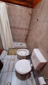 un baño con inodoro y ducha en Cabaña La Vista, en La Caldera