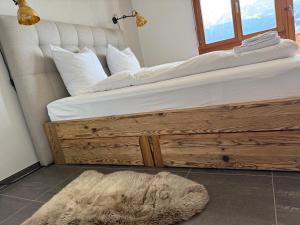 1 dormitorio con 1 cama grande y alfombra en el suelo en Apartment Val Biala, en Laax