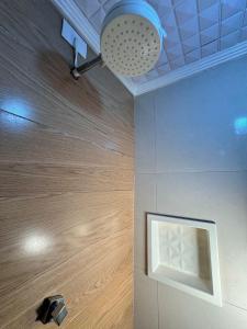 a bathroom with a sink and a light on the ceiling at Estúdio no Centro Reformado e Decorado in Nova Friburgo