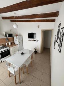 een keuken met een witte tafel in een keuken bij Melodía del lago in Villa Carlos Paz