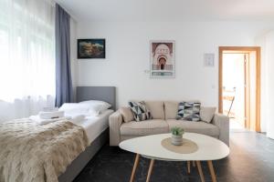 un salon avec un canapé et une table dans l'établissement COY Apartments Purkersdorf - Garden Comfort for Work Family near Vienna, à Purkersdorf