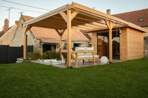 Montigny-LencoupにあるLa Villa Aliénor - Spa et Cinéroomの庭の木製パーゴラ