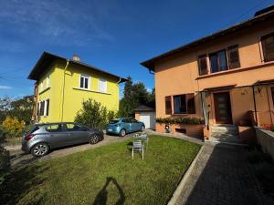 コルマールにあるJust In Colmar, maison complète avec parking privéの家の隣の庭に駐車した車2台