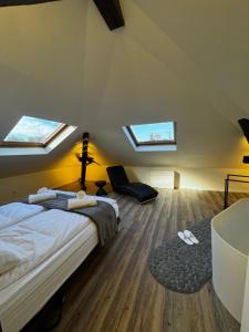 コルマールにあるJust In Colmar, maison complète avec parking privéのベッドルーム1室(窓2つ、ラグベッド1台付)