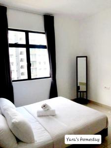 une chambre avec un lit blanc avec une grande fenêtre dans l'établissement Yara's Homestay at Desaru Utama Residence, à Bandar Penawar 6 autres photos