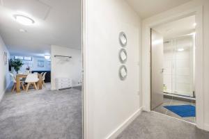 Ένα μπάνιο στο Navy Diamond Apartment in Bradford!