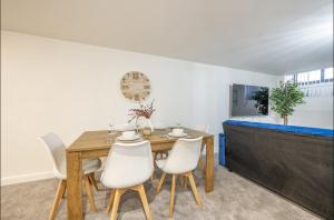 Μια τηλεόραση ή/και κέντρο ψυχαγωγίας στο Navy Diamond Apartment in Bradford!