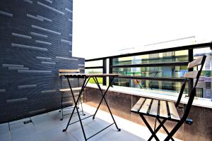 une table et une chaise assises sur un balcon dans l'établissement Woo Shiba House, à Wujie