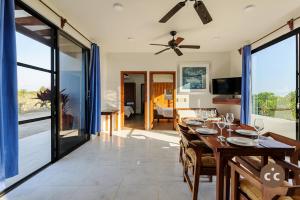 une salle à manger avec une table et une grande fenêtre dans l'établissement Casa del Angel Tomatal, a beachfront house, à Puerto Escondido