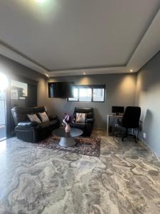 Televisyen dan/atau pusat hiburan di Luxury Ensuite Bachelor Pad with Separate Entrance & Gate - Maximum Privacy Guaranteed!