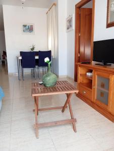 - un salon avec une table et un vase dans l'établissement One-bedroom flat 200m from the beach, à Almería 8 autres photos