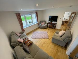 TV a/nebo společenská místnost v ubytování Fionnlagh Cottage