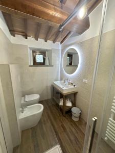 une salle de bain avec un lavabo, des toilettes et un miroir dans l'établissement Under The Tuscan Sun, à Arezzo 42 autres photos