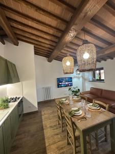 une cuisine et une salle à manger avec une table et des chaises dans l'établissement Under The Tuscan Sun, à Arezzo