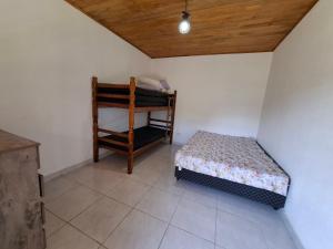 Sítio com 07 dormitórios, piscina e jogos LT0042 في Bairro dos Soares: غرفة نوم صغيرة بها سرير وكرسي +36 صورة