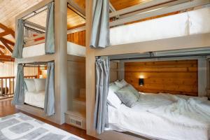 a bedroom with two bunk beds in a house at Beaver Lake Luxury Retreat - Whispering Pines in Rambo Riviera