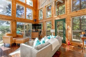Posezení v ubytování Beaver Lake Luxury Retreat - Whispering Pines