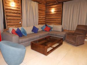 un soggiorno con un divano e un tavolino da caffè di The Wood House a Maasser El Chouf